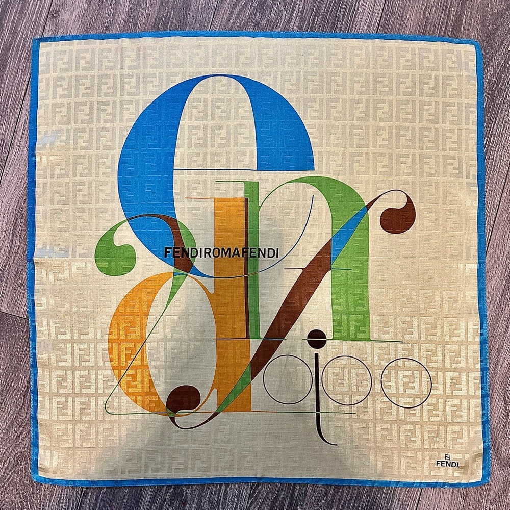 Fendi scarf silk used 1x in run way showing. In new condition. With a fee gift.